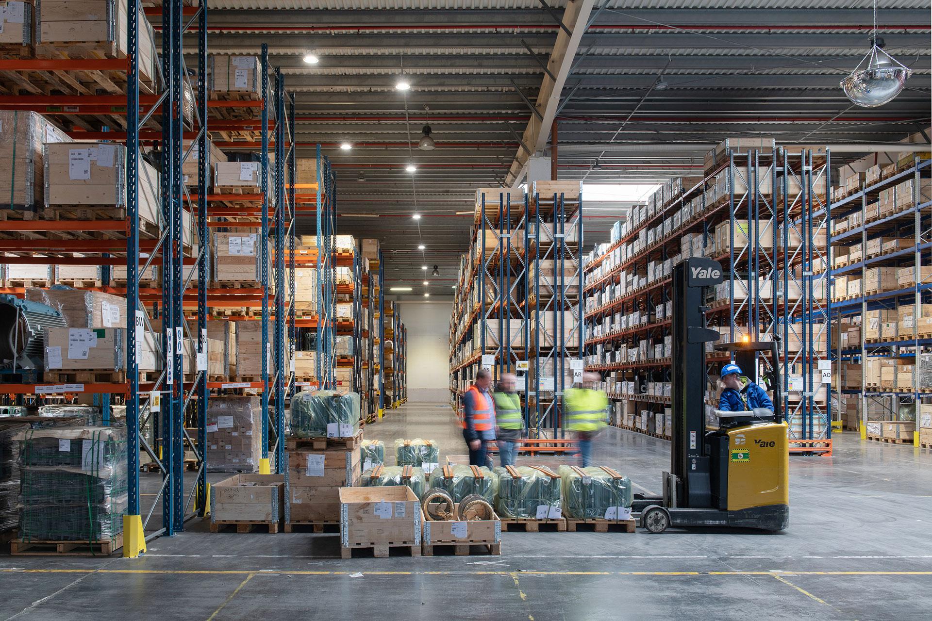 INDU BAY luminaire ensures excellent visibility so workers can easily identify parcels in the warehouse