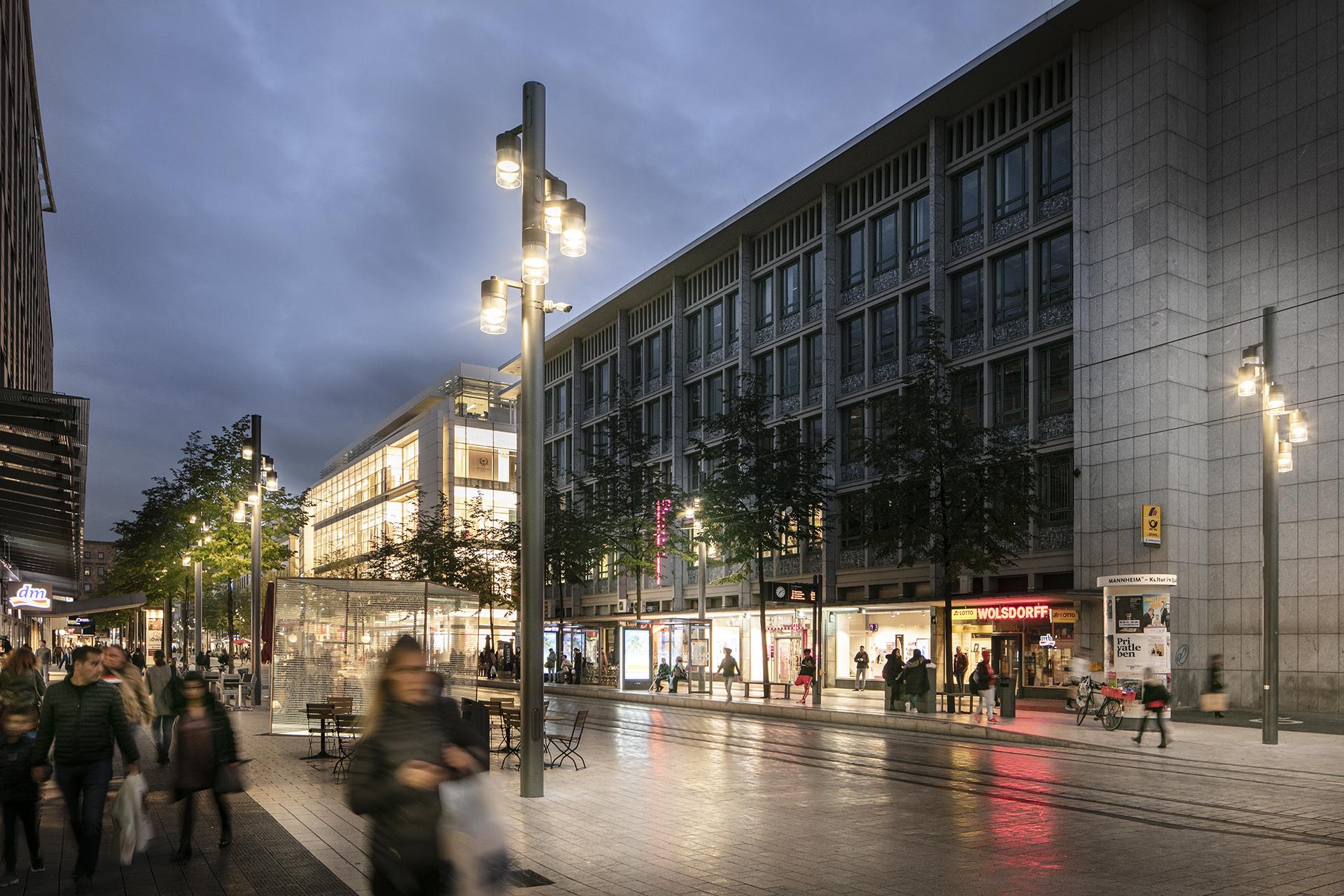 Schréder a conçu un luminaire sur mesure pour éclairer le célèbre havre commercial Planken qui reflète le caractère de la ville